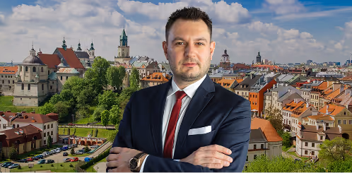Adwokat Szymon Bajorek na tle miasta Lublin.