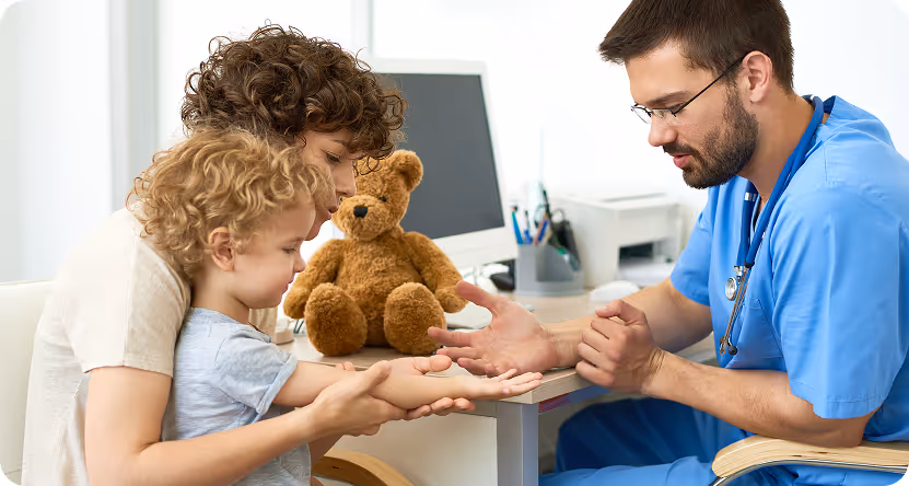 Dziecko u lekarza przed zabiegiem wycięcia migdałków.