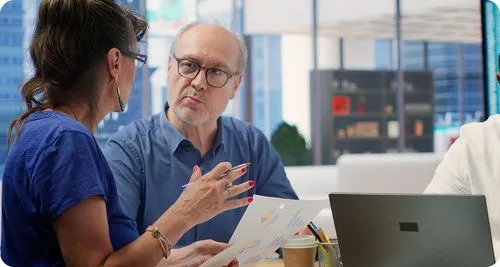 Klient rozmawiający z prawnikiem w celu uzyskania odszkodowania za pobyt w szpitalu.