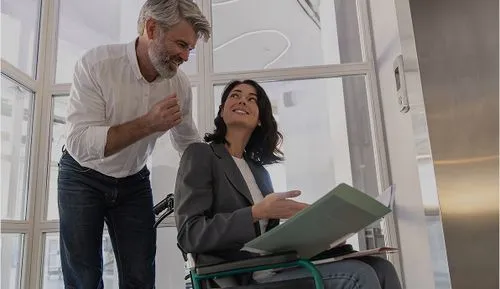 Radca prawny analizujący z klientem dokumenty konieczne do uzyskania renty.