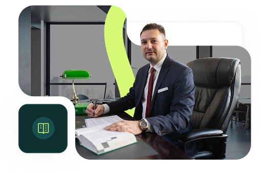Adwokat Szymon Bajorek właściciel kancelarii prawnej w Warszawie piszący pismo do sądu.